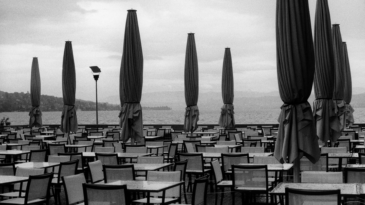Sonnenschirme warten auf ihren Einsatz am See. Zürich, Juni 2001, Foto: Oliver Hoffmann