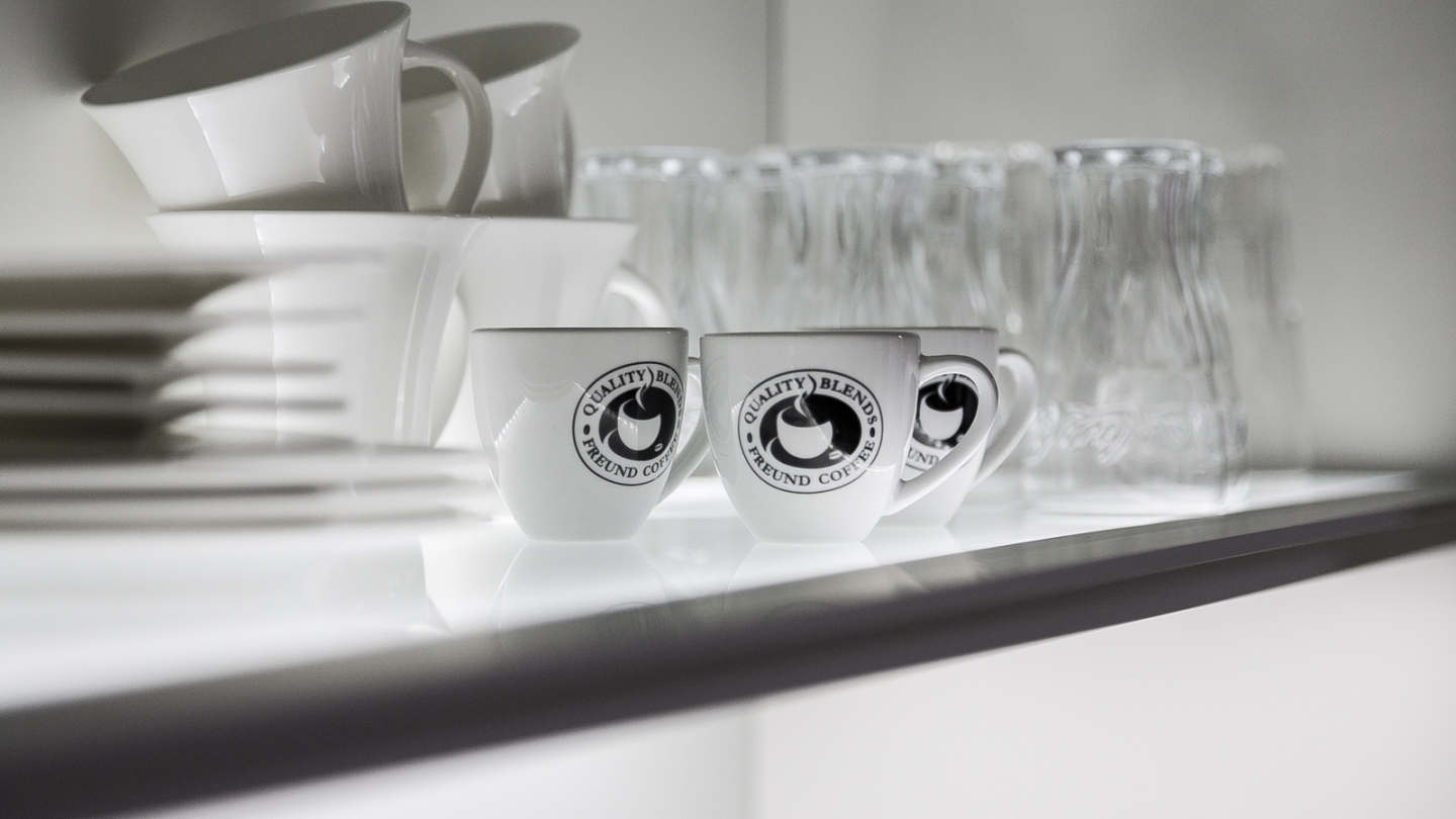 Kaffeetassen im Küchenschrank, Negenborn, Wedemark, 2015