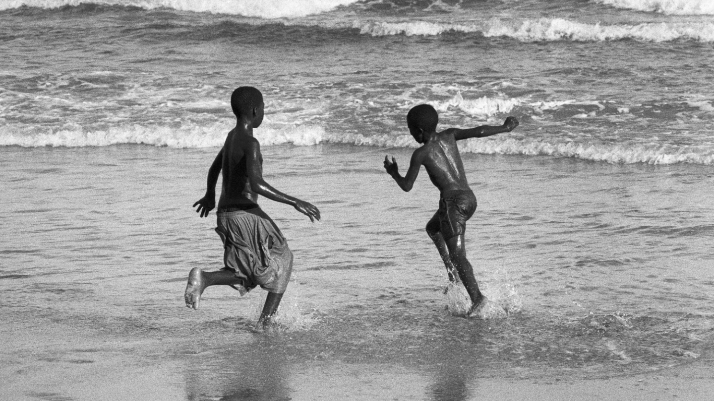 Kinder spielen an einem Strand am Indischen Ozean, Südafrika, 1997, Foto: Oliver Hoffmann