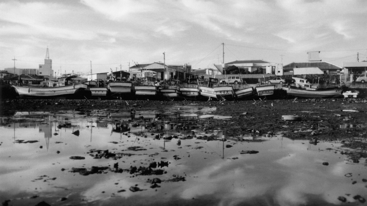 Die Gezeiten bestimmen den Lebensrhythmus der Menschen auf der Insel Cheju. Bei Ebbe liegen die Schiffe auf Grund. Südkorea, April 2000, Foto: Oliver Hoffmann