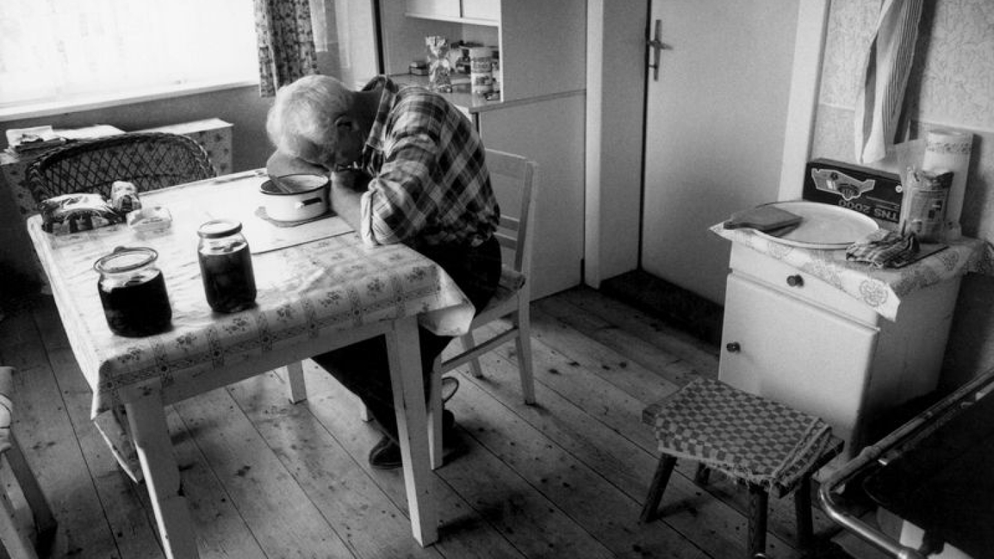 Zwischen Einmachgläsern und Küchenschemel hat sich Alois zum Mittagsschlaf niedergelassen. Jaborowice, Polen, Sommer 1997, Foto: Oliver Hoffmann